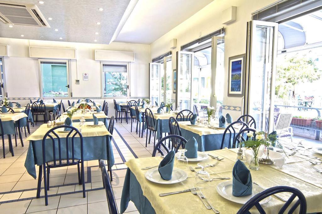 Hotel Vienna Белларія-Іджеа-Марина Екстер'єр фото